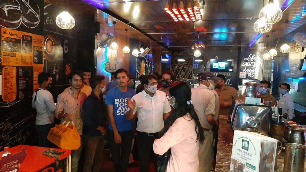 सड़क पर उतरा प्रशासन एवं पुलिस, भीड़-भाड़ एवं संदेहास्पद स्थानों पर चला चाबुक : REWA NEWS